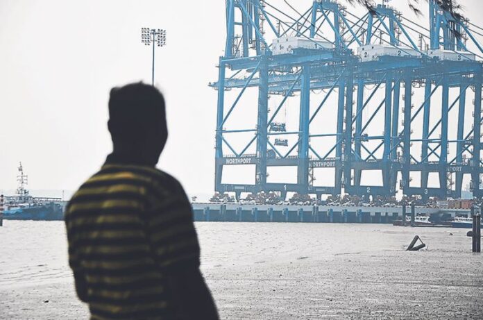 Federal audit finds controls of imported vehicles via approved permits lacking at ports