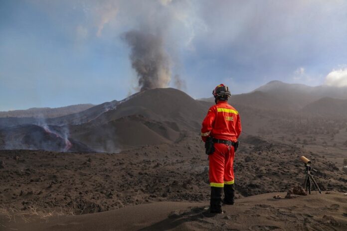 Tourists head to Spanish island of La Palma to see erupting volcano