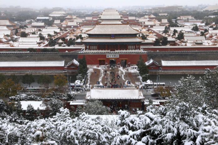 China issues winter's first snowstorm orange alert, cold snap sweeps country
