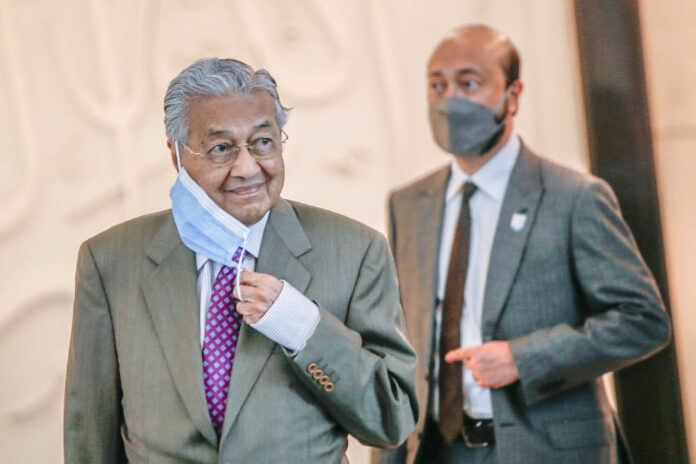 Doesn't the govt want its 'stolen money' back? Dr Mahathir asks while slamming Najib's freedom to travel