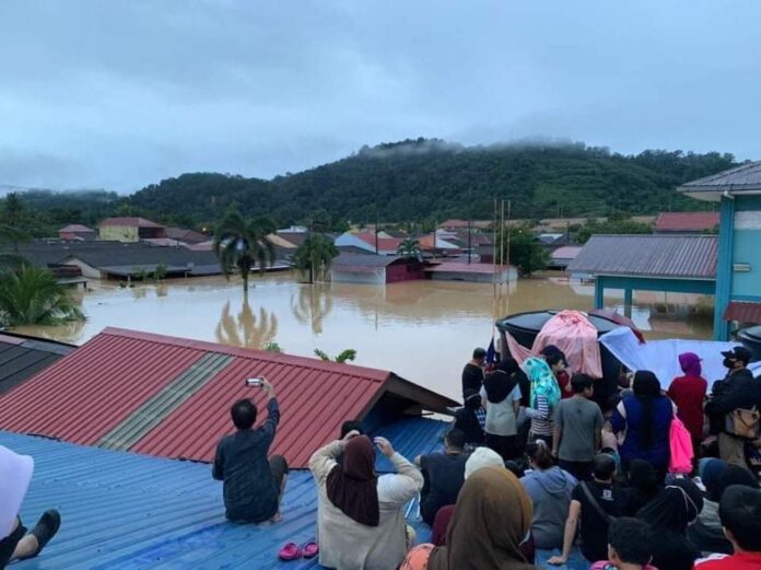 SOS in Selangor: Mum to newborn hangs white flag as water level rises in Taman Sri Muda (VIDEO)