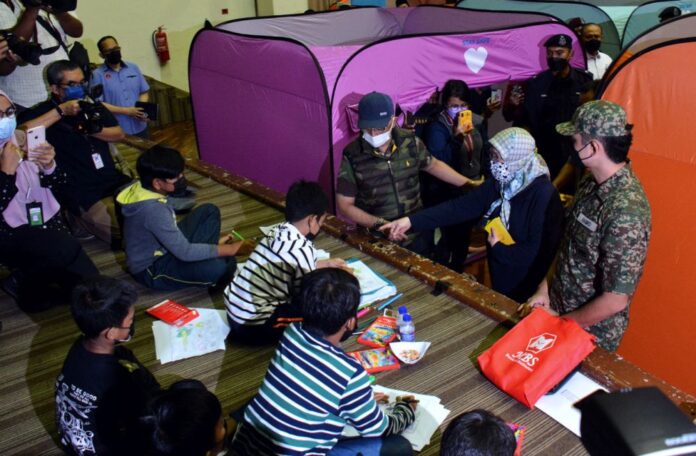 King orders mandatory Covid-19 screening at flood relief centres to prevent emergence of new clusters