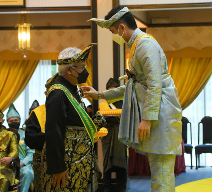 Home and foreign ministers head list of Pahang award recipients