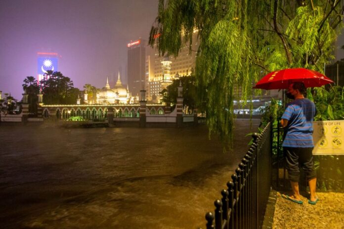 Kuala Lumpur's iconic Masjid Jamek Mosque flooded, minister warns four main rivers exceeding danger level (VIDEO)