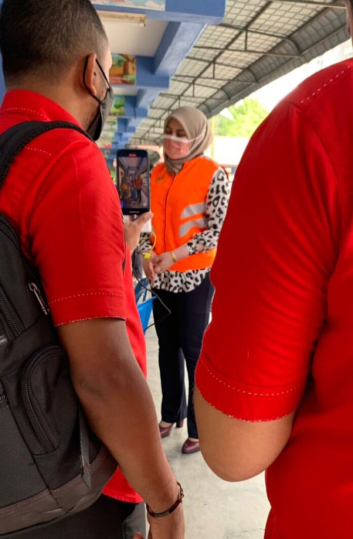Minister urges public to ignore 'Do Not Donate Here' campaign; dismisses criticisms of her wearing heels to visit flood victims