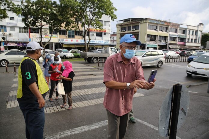 DAP’s Batu Kawah candidate glad voters adhering to Covid-19 SOPs, urges EC to allow media to take pictures at voting streams