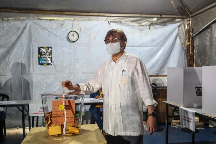 Sarawak polls: Abang Johari casts his ballot in Satok