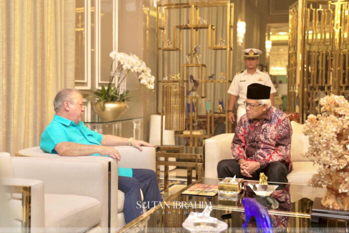Johor Sultan stresses importance of tighter border controls during audience with home minister