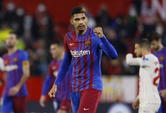Araujo grabs a point for Barca at 10-man Sevilla