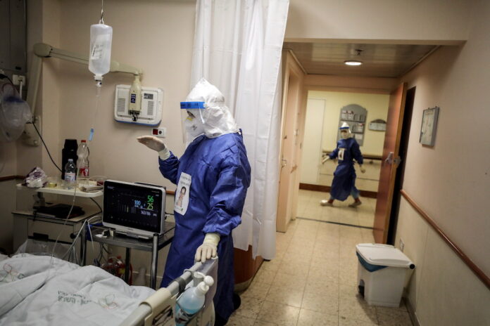 Omicron could lead Israel to herd immunity, health official says