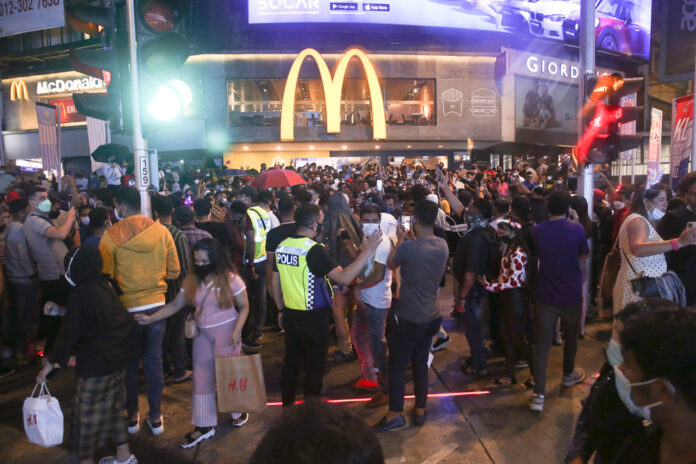 Crowds thronged Bukit Bintang in KL to greet New Year, cops issue RM1,000 to 12 for refusing to disperse