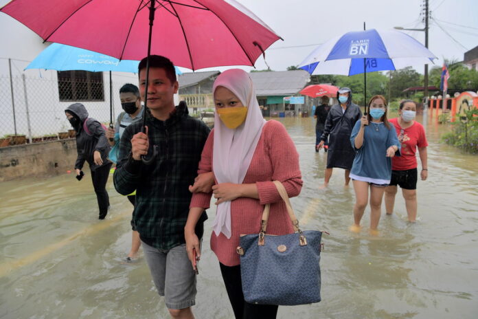 Floods: More people evacuated in five states