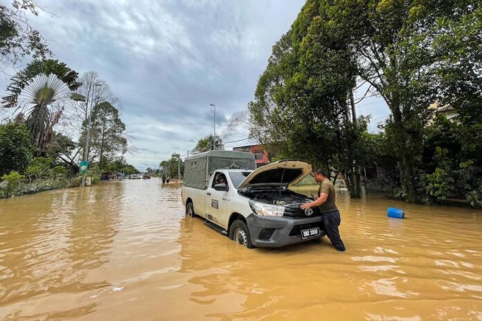 Umno proposes special Parliament sitting on floods