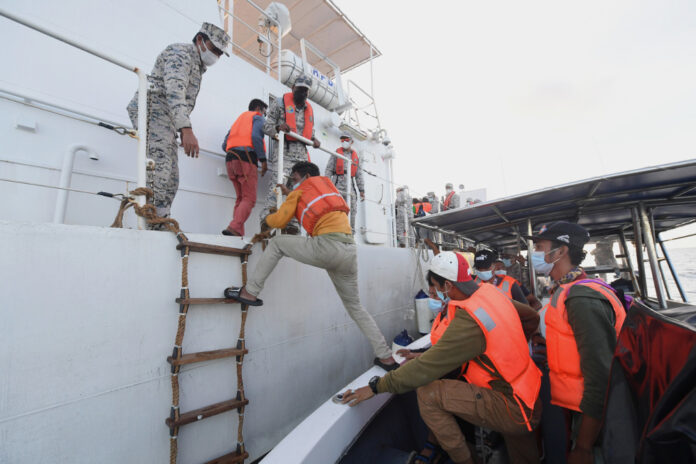 In Sabah, Sandakan MMEA rescue Philippine teachers after their ship drifts into Malaysian waters