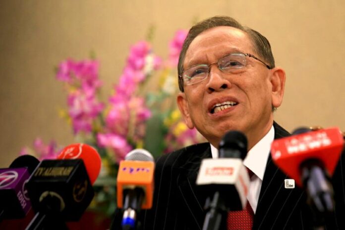 Report: Anti-Corruption Advisory Board chairman denies being told about MACC chief Azam Baki's alleged stock ownership