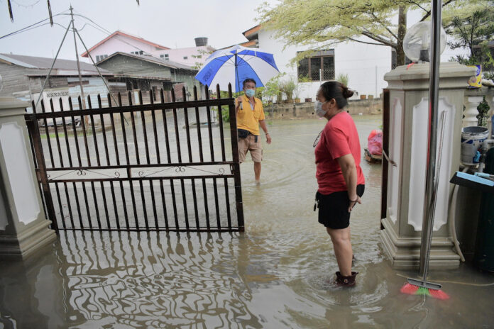 Almost 2,000 displaced as floods worsen in Segamat, Johor