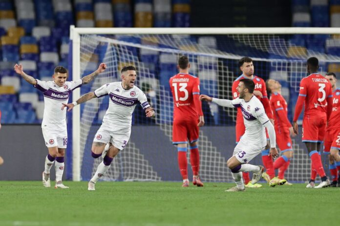 Fiorentina beat nine-man Napoli in Italian Cup thriller