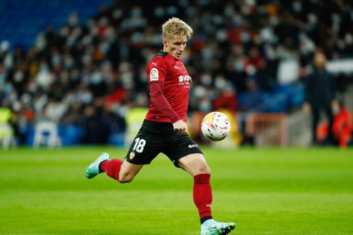 Versatile Dane Wass joins Atletico from Valencia