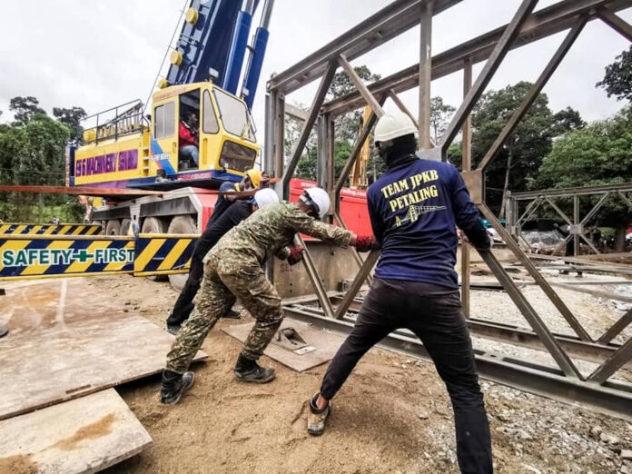 Op Murni: Malaysian Armed Forces and Public Works Dept build temporary bridge in Kampung Jawa, Hulu Langat