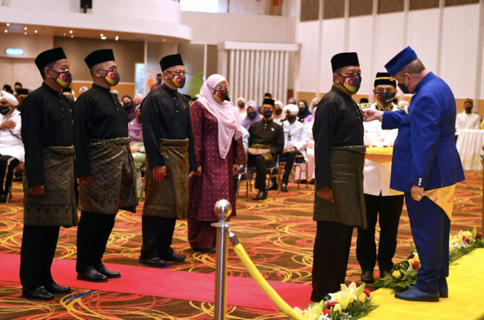 Selangor Sultan's birthday: 209 from Petaling, Klang districts receive awards, medals