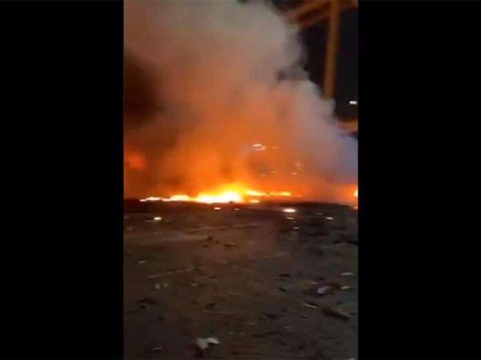 أنباء عن تعرض الإمارات لقصف يستهدف الشريان الصناعي الرئيسي في دبي بعد ساعات من تهديد القوات...