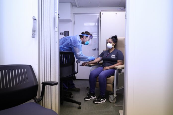 US coronavirus deaths surpass 900,000, driven in part by Omicron surge