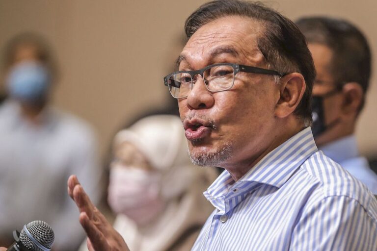 Anwar fails in bid to reinstate suit against govt over sodomy conviction