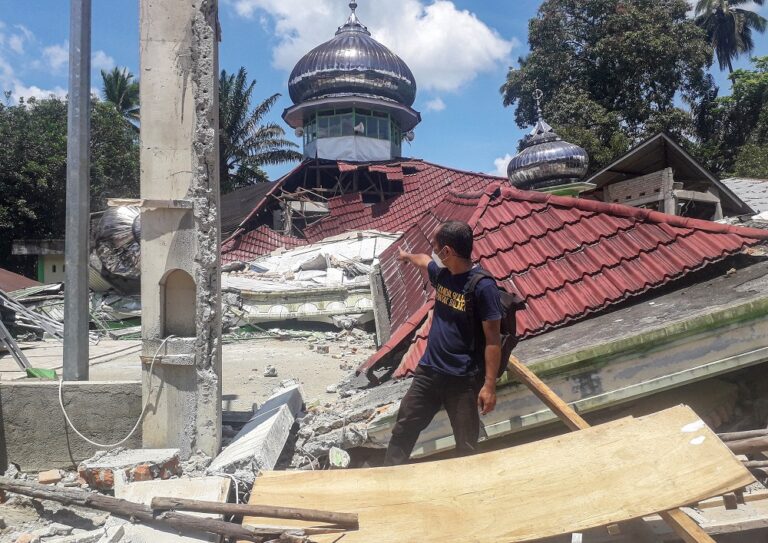 Indonesian rescuers search for survivors after deadly earthquake