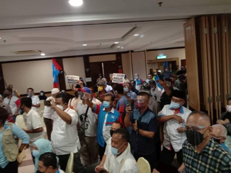 Protest breaks out in Batu Pahat hotel as PKR announces Semerah incumbent for Johor election