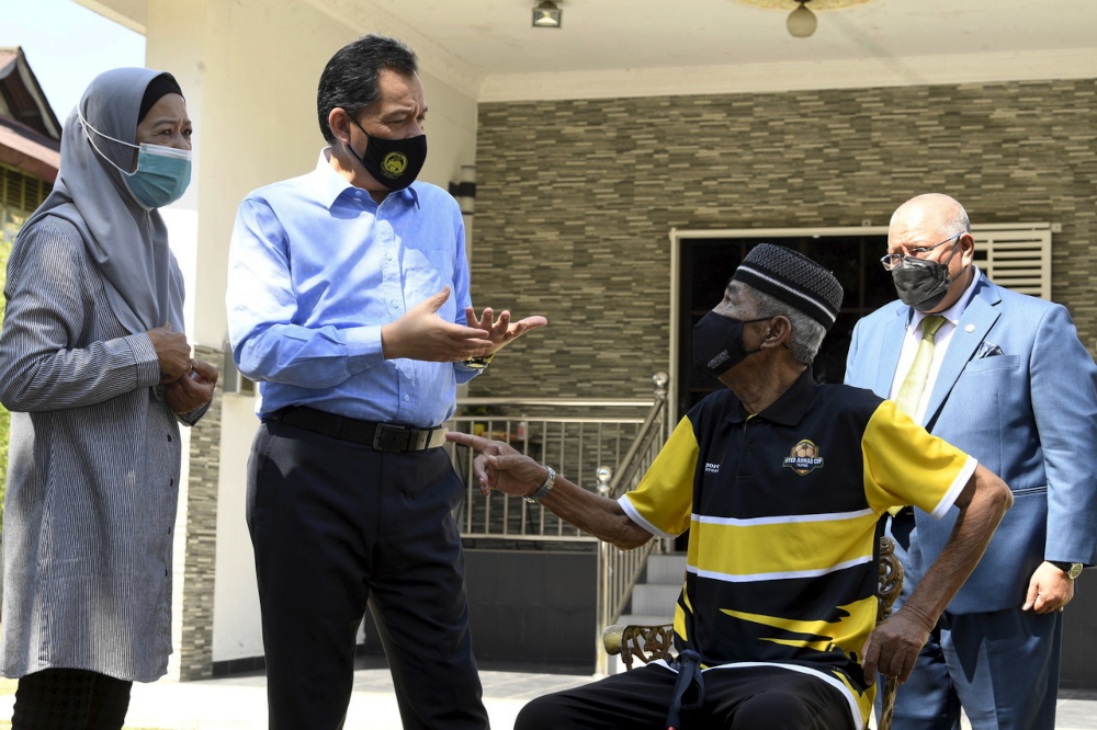 FAM president visits ailing legendary footballer Syed Ahmad