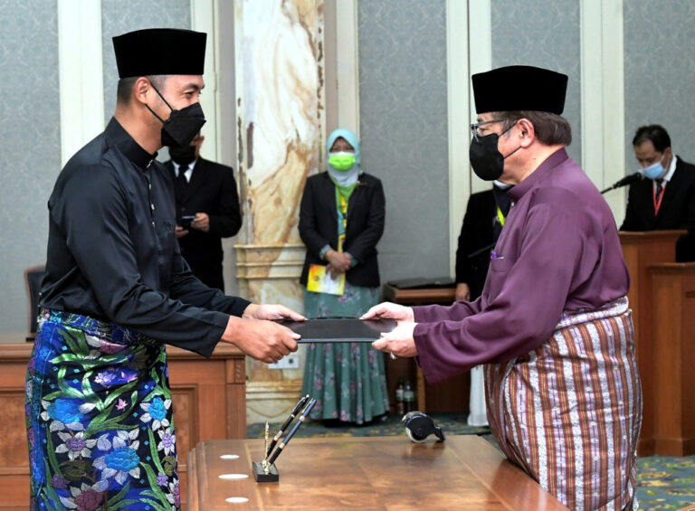 Five new faces among 16 sworn in as Sarawak CM’s political secretaries