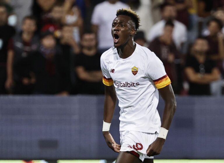 Last-gasp Abraham saves Roma against 10-man Spezia
