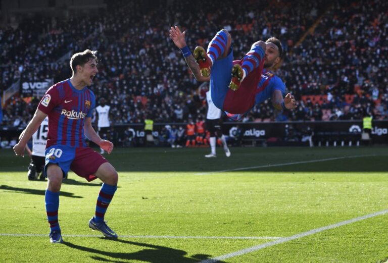 Aubameyang hat-trick fires Barca to Valencia win, Sevilla slip up again
