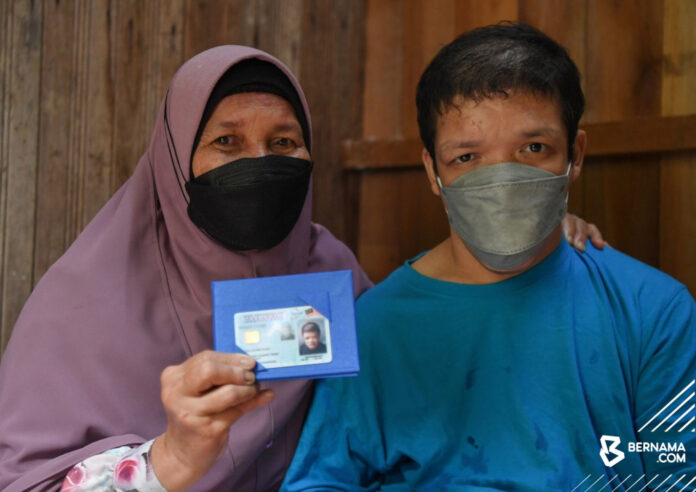 Mekar programme helps disabled man in Terengganu finally get a Mykad