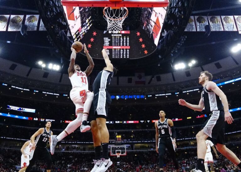 DeRozan turns on jets late as Bulls dump Spurs, Wizards hand Pistons eighth straight loss