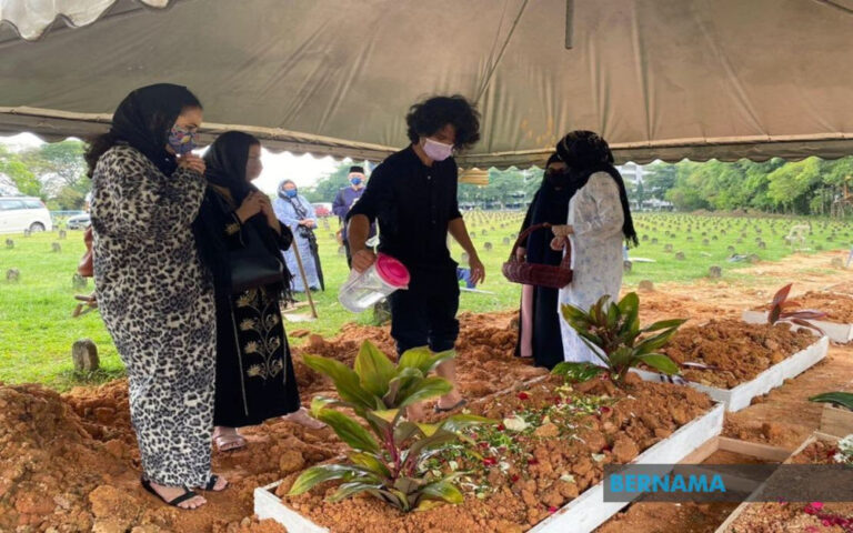 Actor, director Jit Murad laid to rest in Bukit Kiara