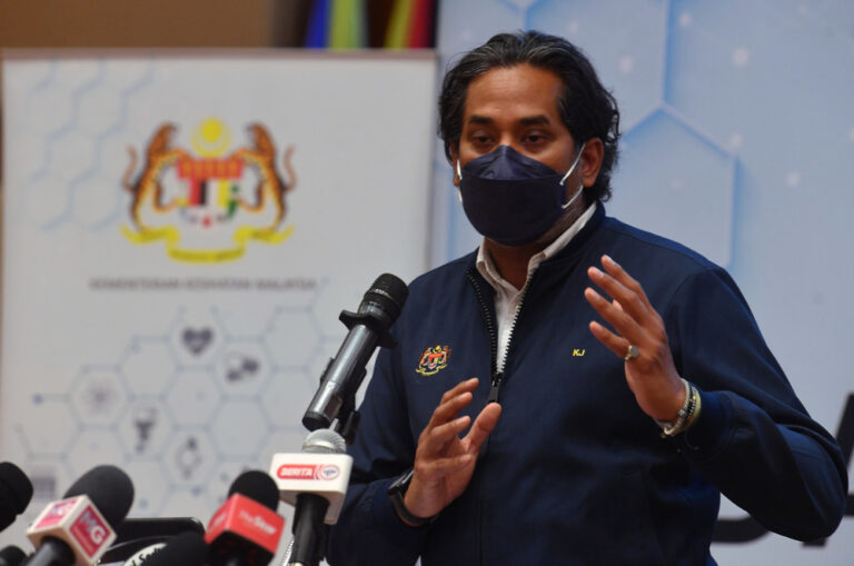 Health workers exempt from close-contact quarantine if asymptomatic, health minister says