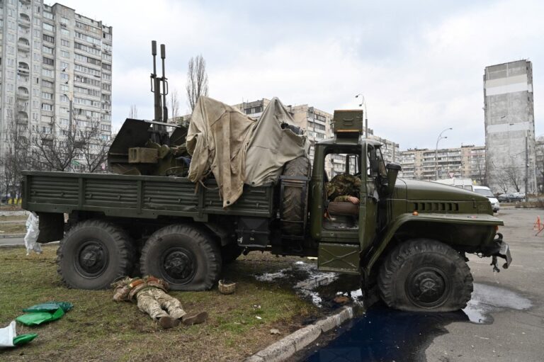 Fierce street battle as first Russian troops hit Kyiv