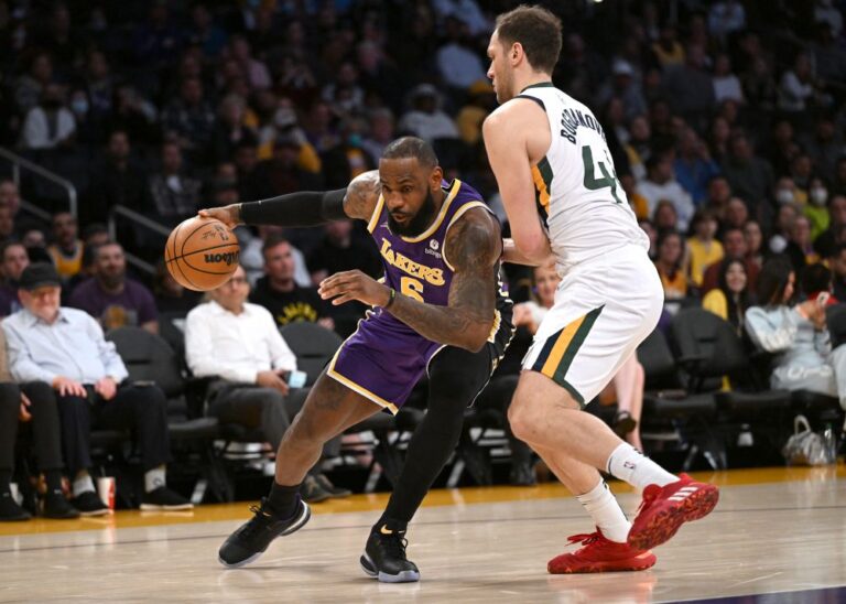 Lakers rally to beat Jazz after Davis hurt, Nuggets stun Warriors