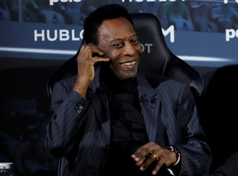 Pele leaves hospital after urinary infection