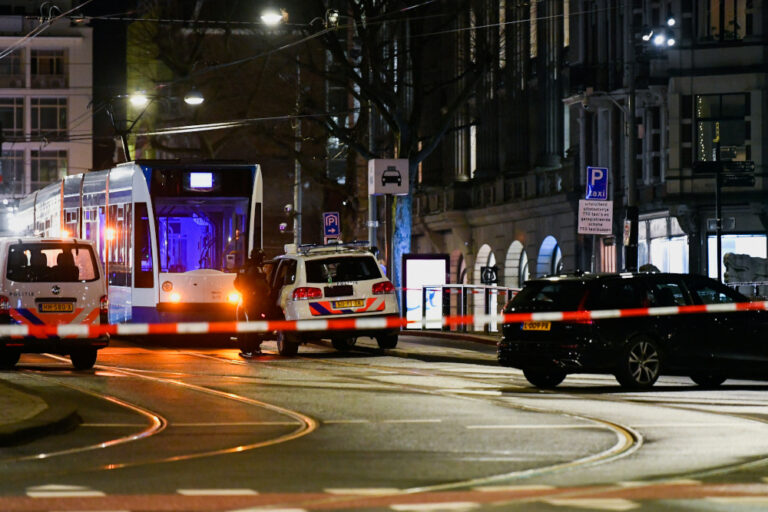 Hostage taker in Amsterdam Apple store had explosives, police say