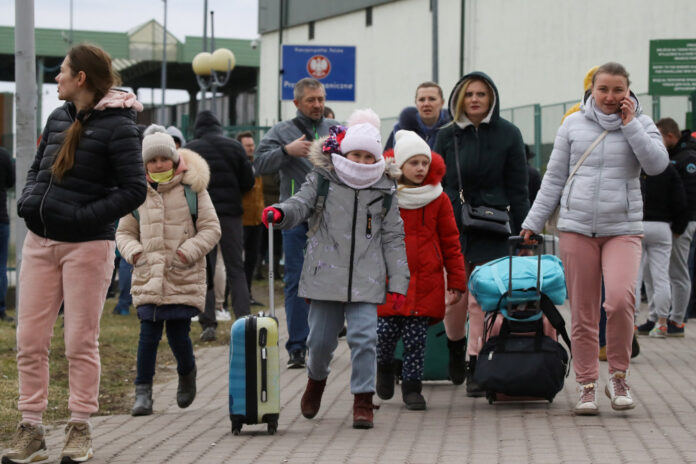 Official: 100,000 Ukrainians cross border into Poland