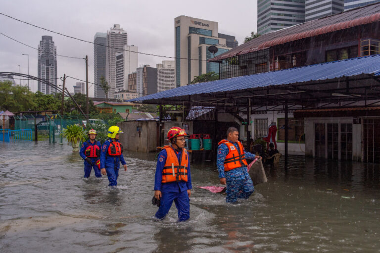 Flash floods: Waters rise in several KL roads as heavy rain falls for second day running