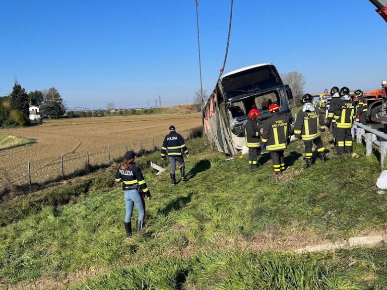Bus carrying dozens of Ukrainians overturns in Italy, one woman dead