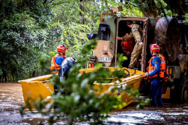 Thousands of Australians flee homes as floods inundate towns