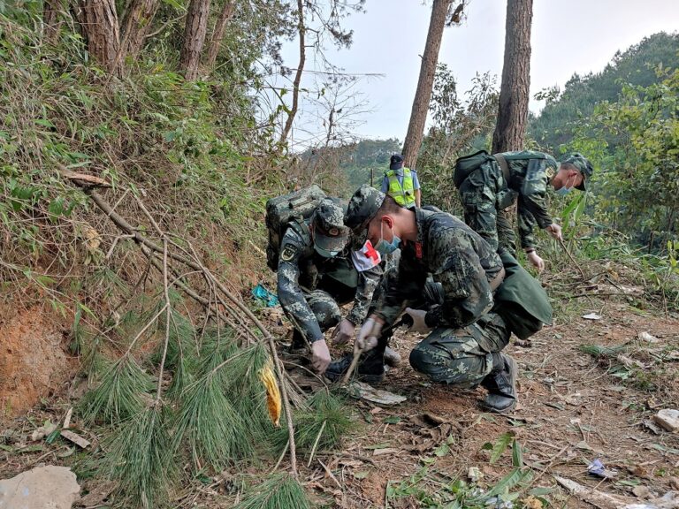 Chinese search for second black box from crashed jet