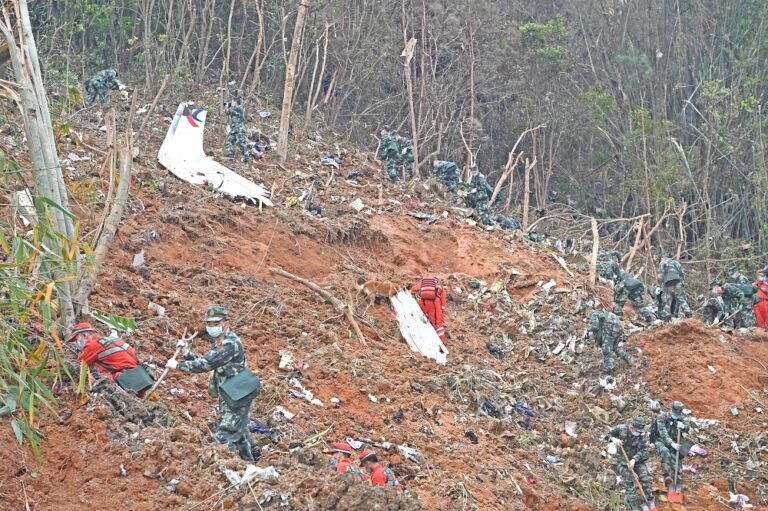 Downpour halts China's search for jet crash victims, black boxes