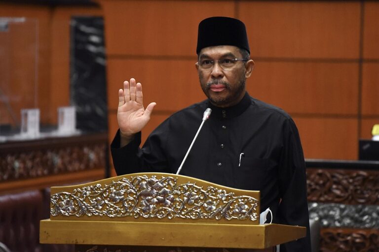 Two sworn in as senators at Dewan Negara today