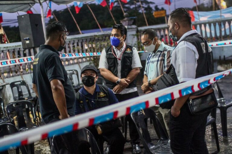 Johor polls: Tense moment at PKR ceramah in Larkin Jaya after JB Health Dept officer interrupts Anwar over SOP breach