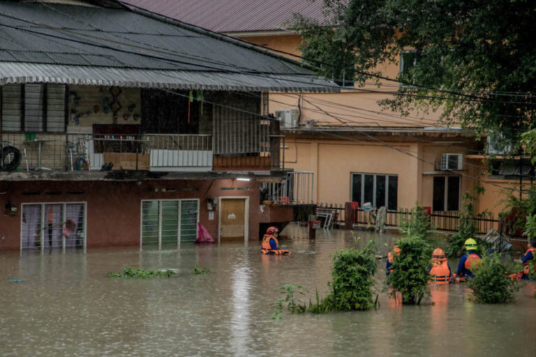 King makes personal donation to flood victims at Kampung Baru evacuation centre